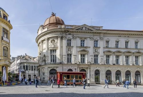 Seite23-Dateien/Palatul-Dacia-Romania-shutterstock-curatorial-1074x731.jpg